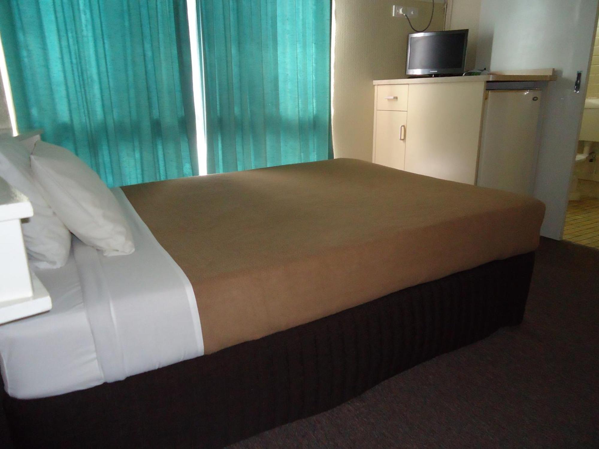 Moondarra Motel อินนิสเฟล ภายนอก รูปภาพ